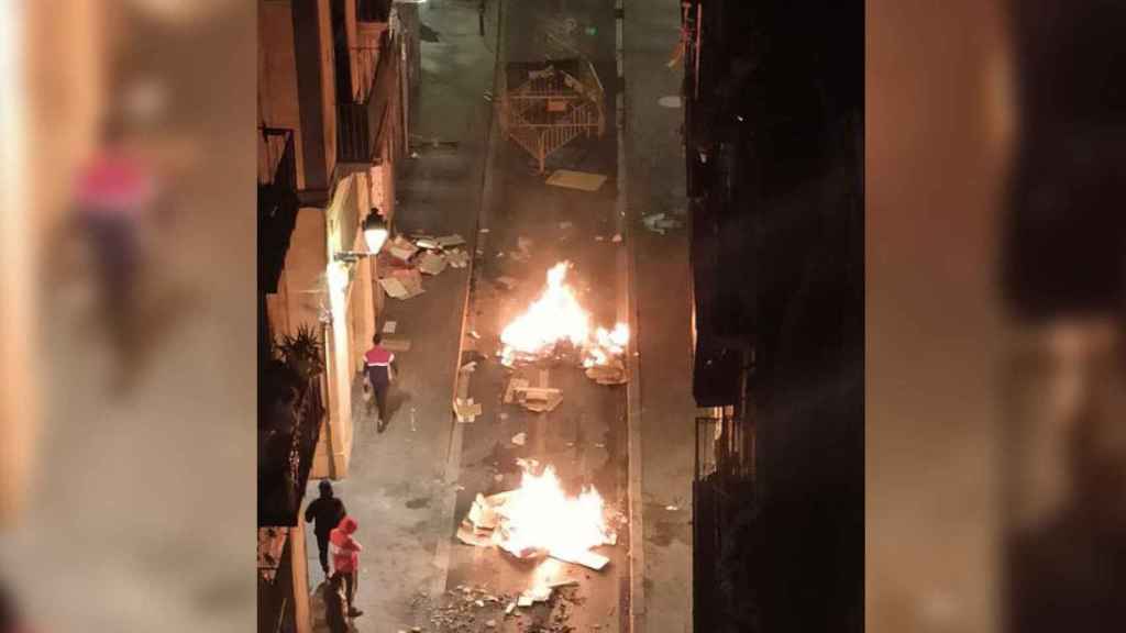 Revuelta vecinal con hogueras en el Raval contra Endesa / METRÓPOLI ABIERTA