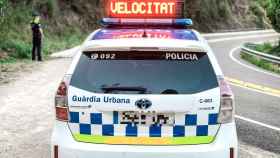 Un coche de la Guàrdia Urbana con un rótulo de velocidad / GUARDIA URBANA
