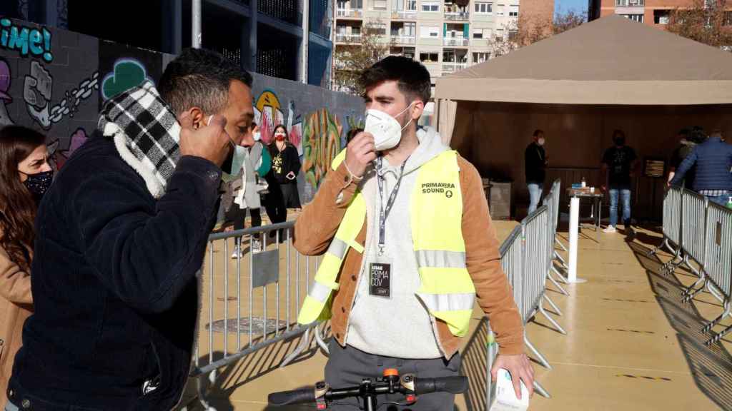 Vista de la seguridad en los accesos a la Sala Apolo en Barcelona antes del concierto que se celebrará este sábado / EFE - TONI ALBIR