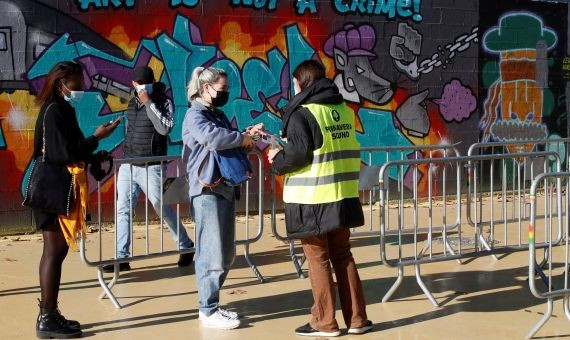 Vista de la seguridad en los accesos a la Sala Apolo en Barcelona antes del concierto / EFE