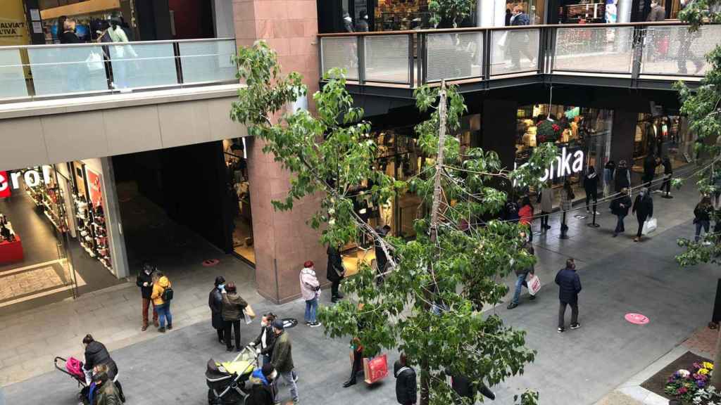 Interior del centro comercial La Maquinista de Barcelona / M.A.