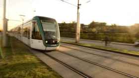 Un tranvía circula por Barcelona / TRAM