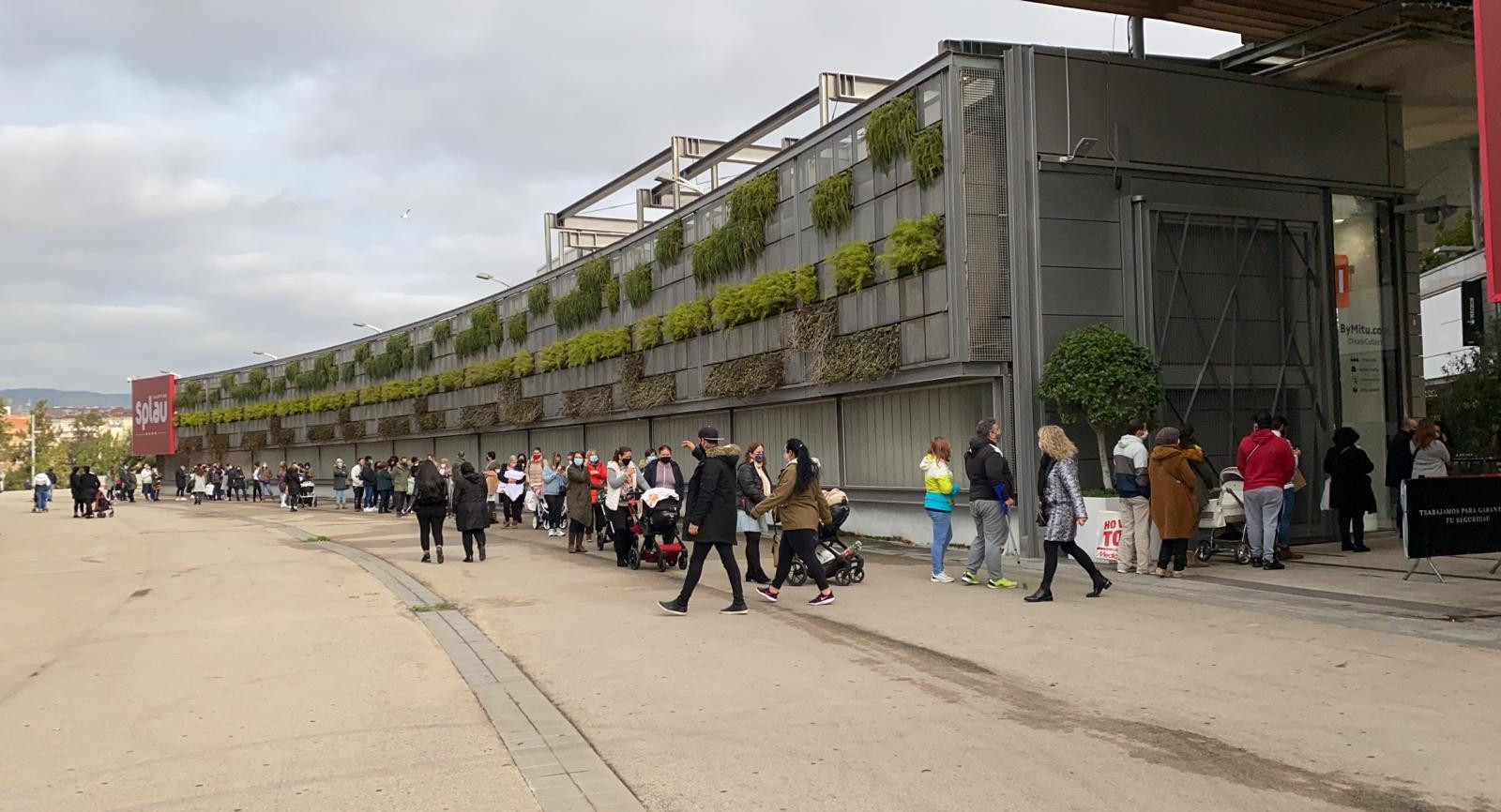 Largas colas en el exterior del comercio de Primark del centro comercial Splau / M.A.