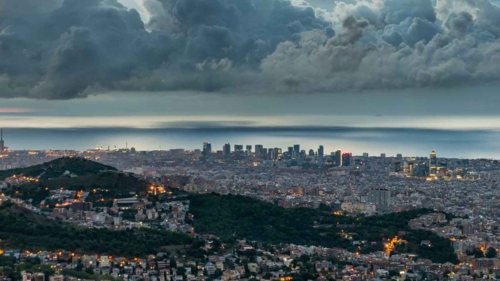 Escenario nuboso en Barcelona, como ha amanecido este jueves  / ALFONS PUERTAS - @alfons_pc