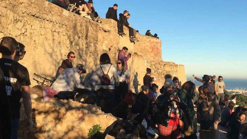 Los búnkers del Carmel, llenos de gente / PAULA BALDRICH - METRÓPOLI ABIERTA