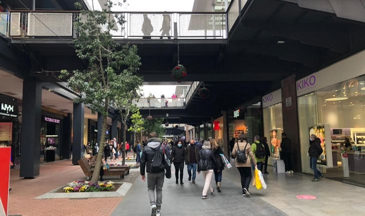 Varios usuarios en el interior del centro comercial La Maquinista de Barcelona / M.A.