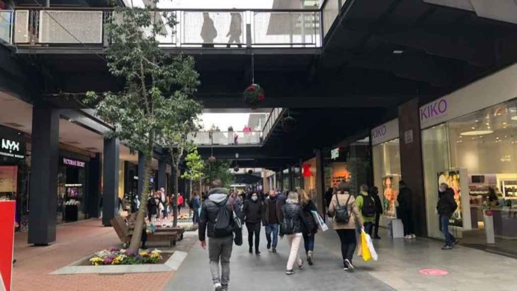 Varios usuarios en el interior del centro comercial La Maquinista de Barcelona