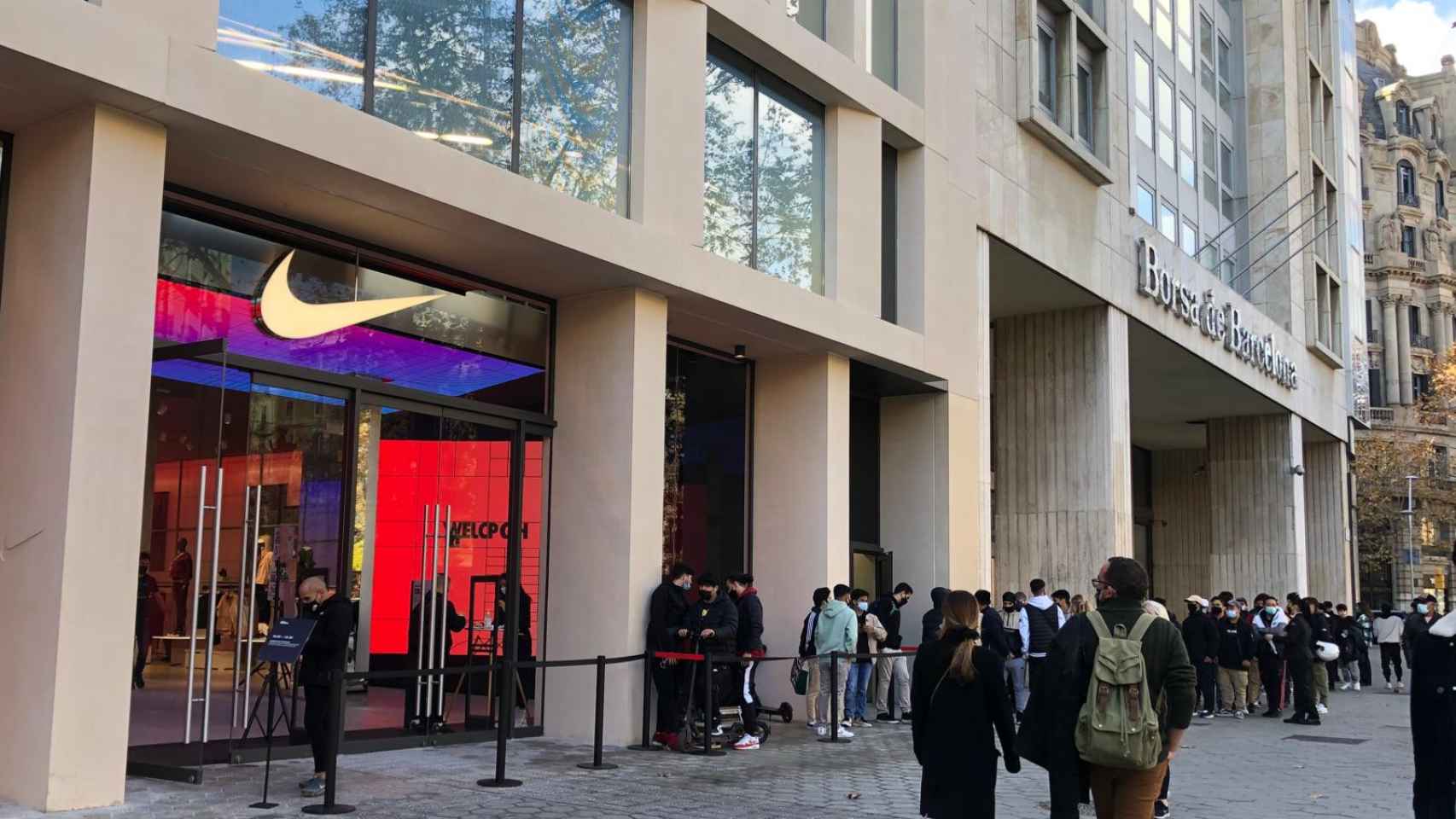 Colas en la nueva tienda de Nike en Barcelona / MA