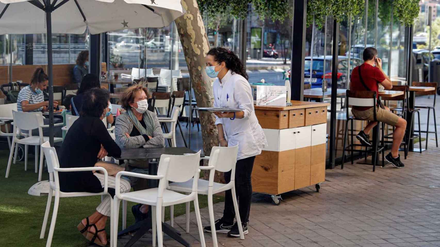 Varias personas consumen en una terraza de un bar / EFE - EMILIO NARANJO