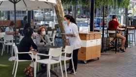 Varias personas consumen en una terraza de un bar / EFE - EMILIO NARANJO