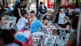 Una terraza de Barcelona con medidas de seguridad contra el virus. Salud admite preocupación ante el aumento de contagios / EFE