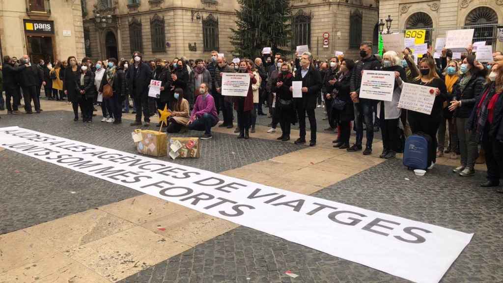 Trabajadores de las agencias de viajes se concentran en la plaza Sant Jaume para exigir un plan de rescate / EUROPA PRESS