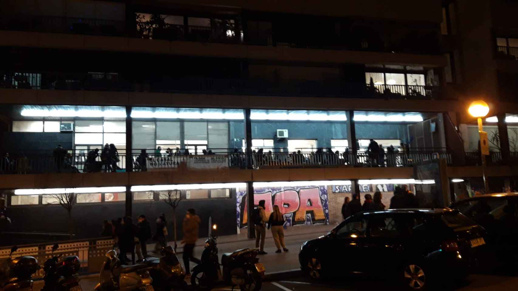 Ambiente festivo en la terraza del casal Tres Lliris el pasado sábado / CEDIDA