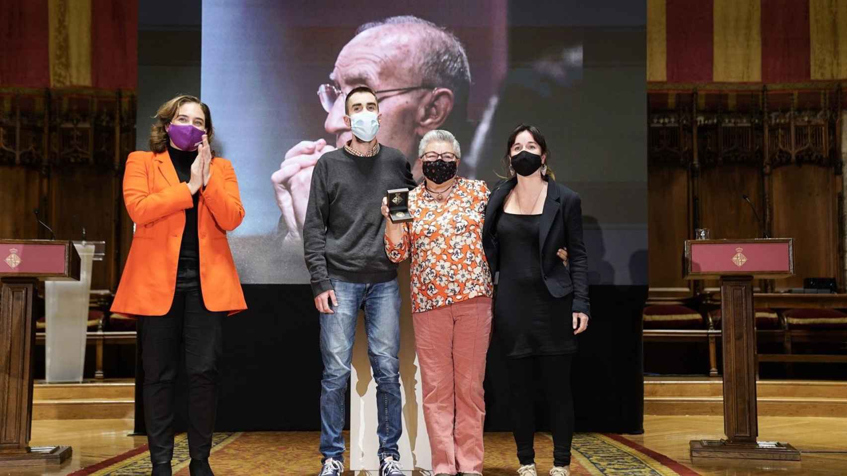 Ada Colau junto a los galardonados con las medallas de Oro al Mérito Cívico / AYUNTAMIENTO DE BARCELONA