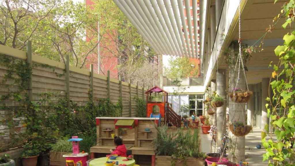 Interior de una escuela convertida en un refugio climático / ARCHIVO