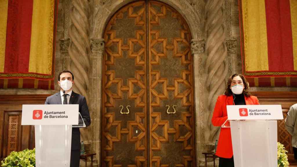 Ada Colau junto a Alberto Garzón durante la rueda de prensa para explicar el nuevo plan de regulación de locales de juego y azar / EUROPA PRESS