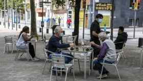 Clientes en un bar de Barcelona, en una imagen de archivo / AYUNTAMIENTO