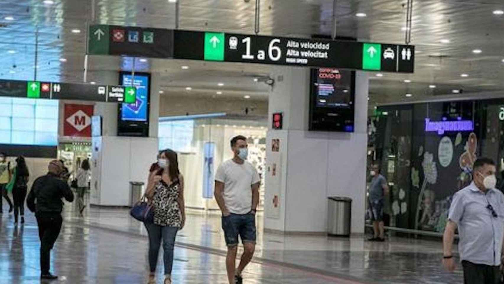 Viajeros en la estación de Sants con mascarilla / AYUNTAMIENTO DE BARCELONA