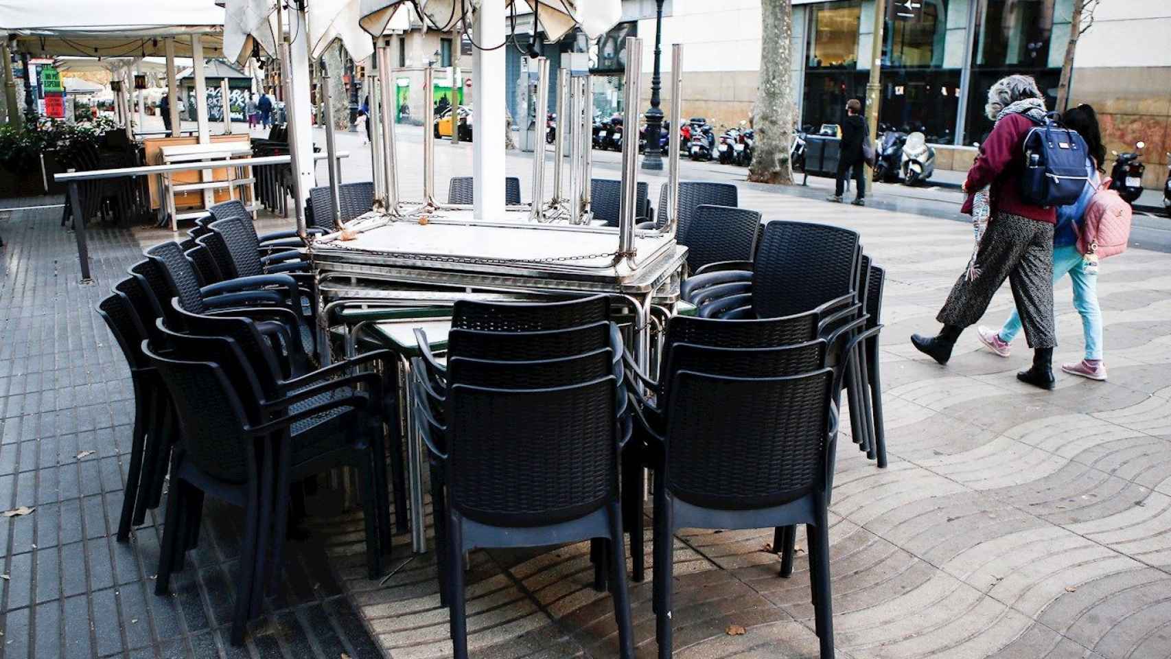 Aspecto de la terraza de un bar cerrado de las Ramblas de Barcelona / EFE - QUIQUE GARCÍA