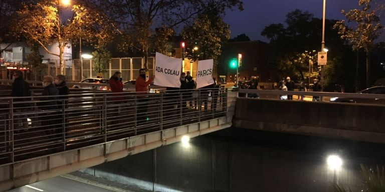 Vecinos muestran carteles de rechazo a Colau a los vehículos que circulan por la Ronda de Dalt / RP