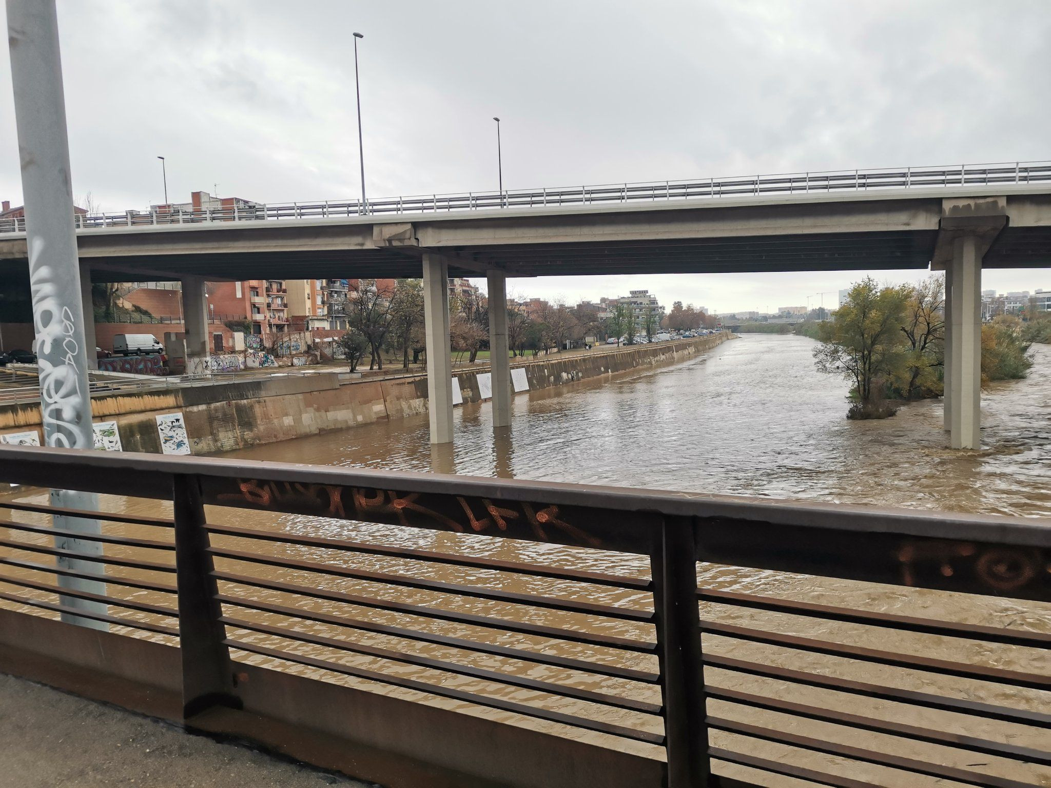 El río Besòs en Santa Coloma de Gramenet durante un episodio de lluvias torrenciales / TWITTER - @SannyMoonligh