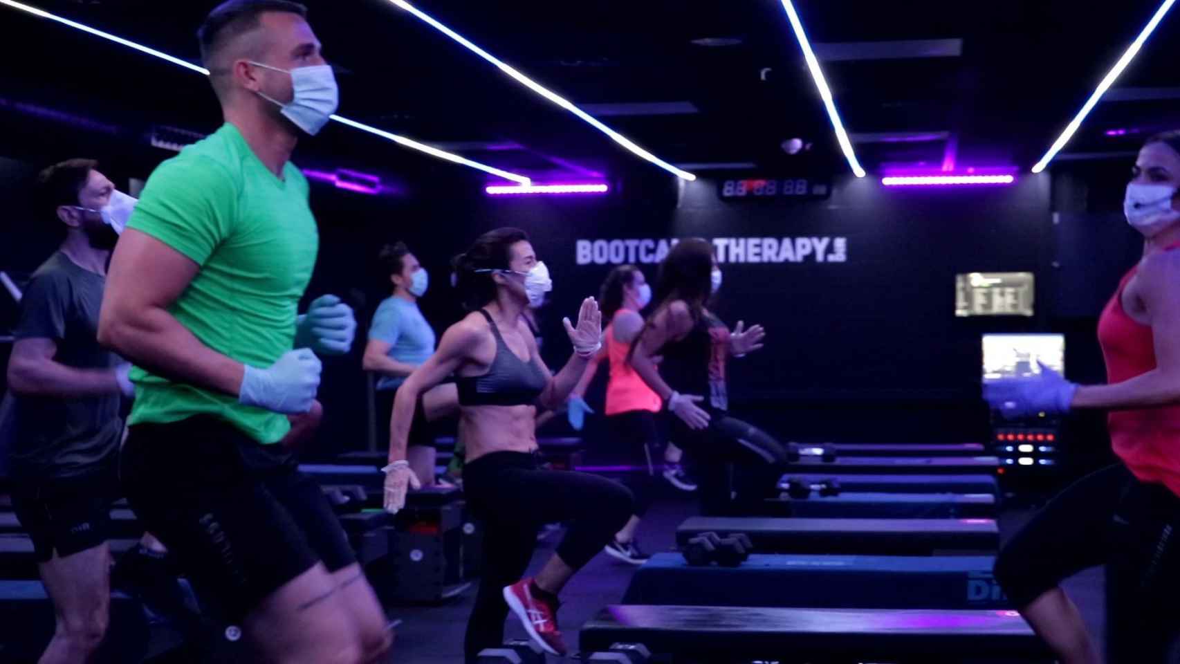 Clientes de un gimnasio DiR de Barcelona haciendo ejercicio con la mascarilla puesta / DIR