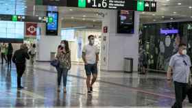 Viajeros en la estación de Sants con mascarilla / AYUNTAMIENTO DE BARCELONA