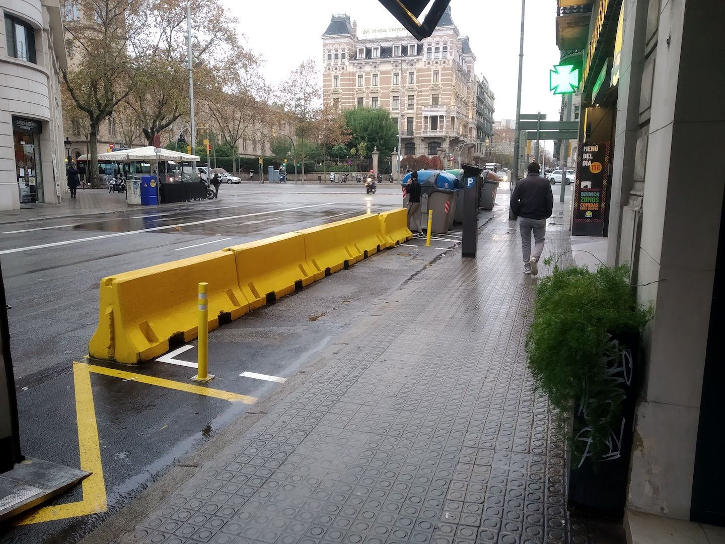 Bloques de hormigón en el lugar del accidente mortal de un motorista / JORDI SUBIRANA