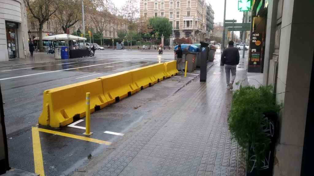 El bloque de hormigón (del tipo New Jersey) de la terraza contra la que impactó el motorista / JORDI SUBIRANA