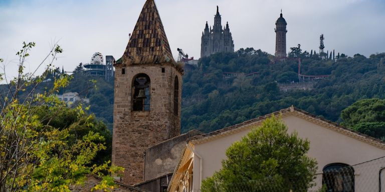 Vista de la iglesia de Sant Genís dels Agudells, con el Tibidabo al fondo / INMA SANTOS