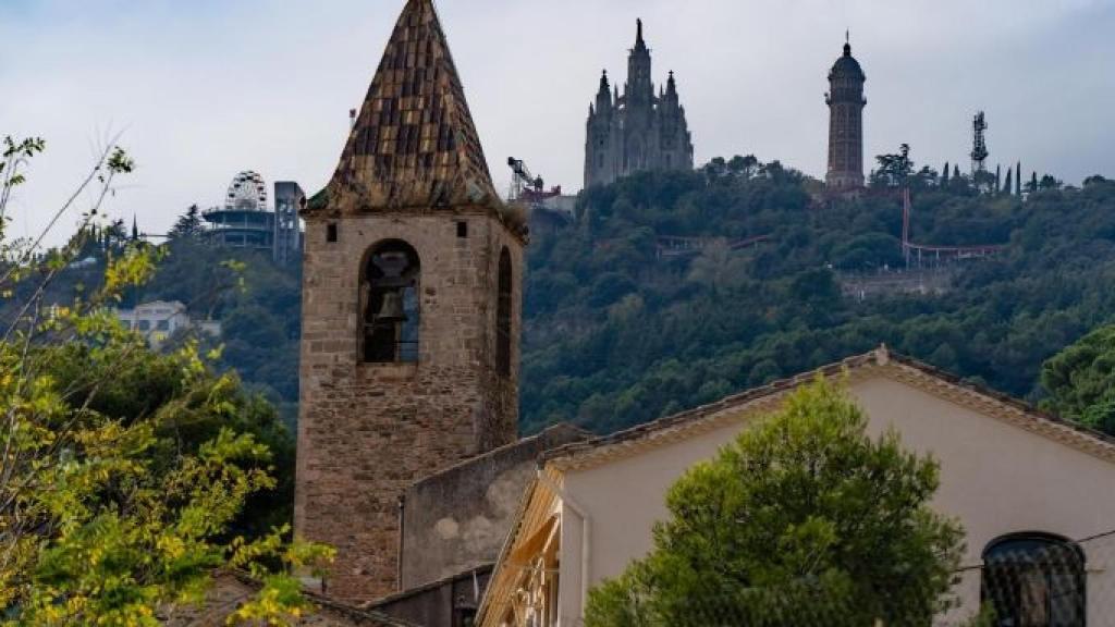 Vista de la iglesia de Sant Genís dels Agudells, con el Tibidabo al fondo