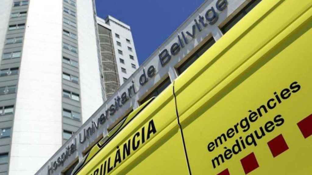 Una ambulancia, en la entrada del Hospital de Bellvitge / EFE