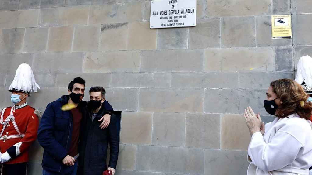 Ada Colau inaugurando la calle de Juan Miguel Gervilla / AJUNTAMENT DE BARCELONA