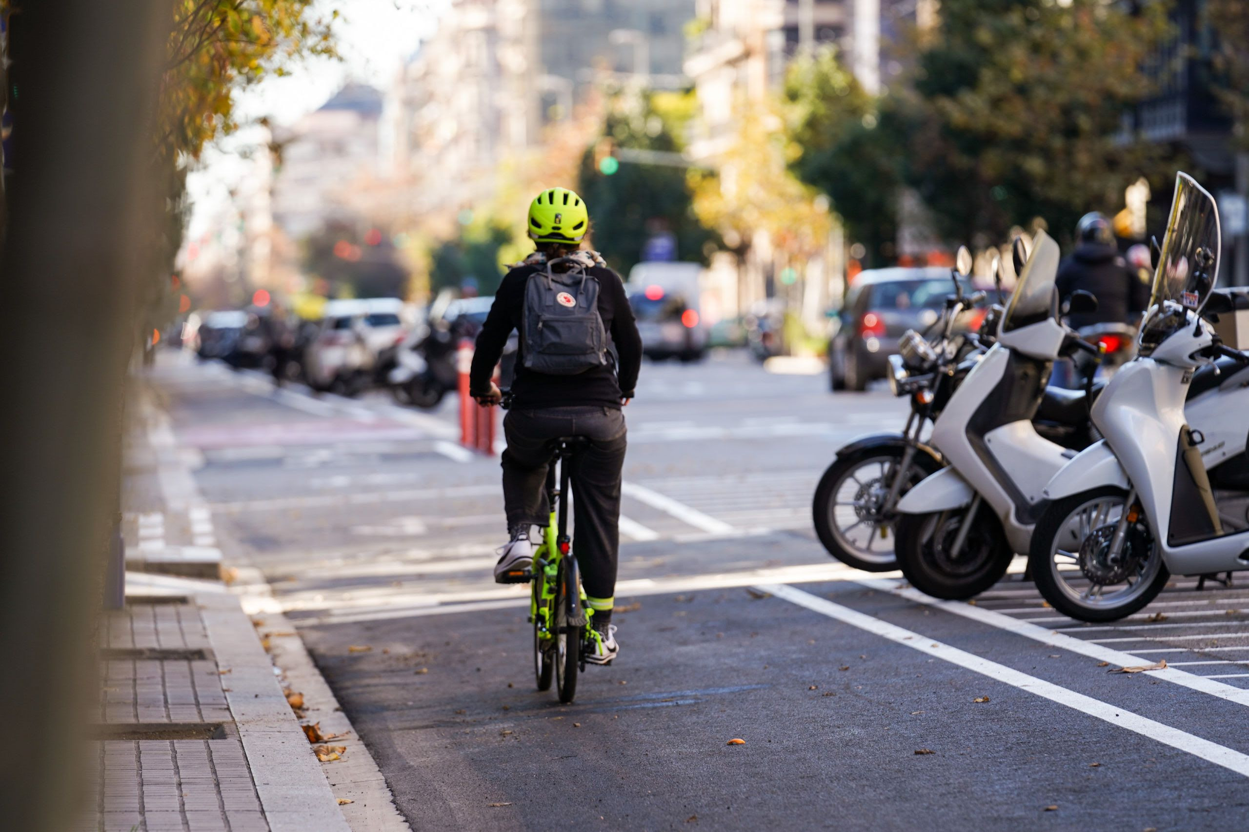 Una mujer circula por el nuevo carril bici de la calle Aragó / AYUNTAMIENTO DE BARCELONA