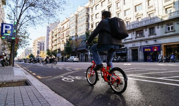 Un hombre circula por el carril bici de la calle Aragó / AYUNTAMIENTO DE BARCELONA