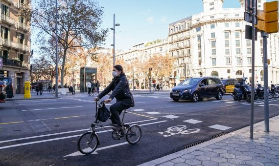 Una mujer circula por el carril bici de la calle Aragó / AYUNTAMIENTO DE BARCELONA