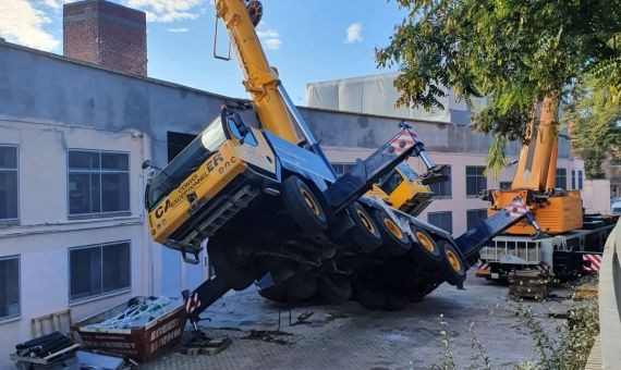 La grúa se habría desestabilizado antes de caer sobra la fachada de la escuela / TWITTER