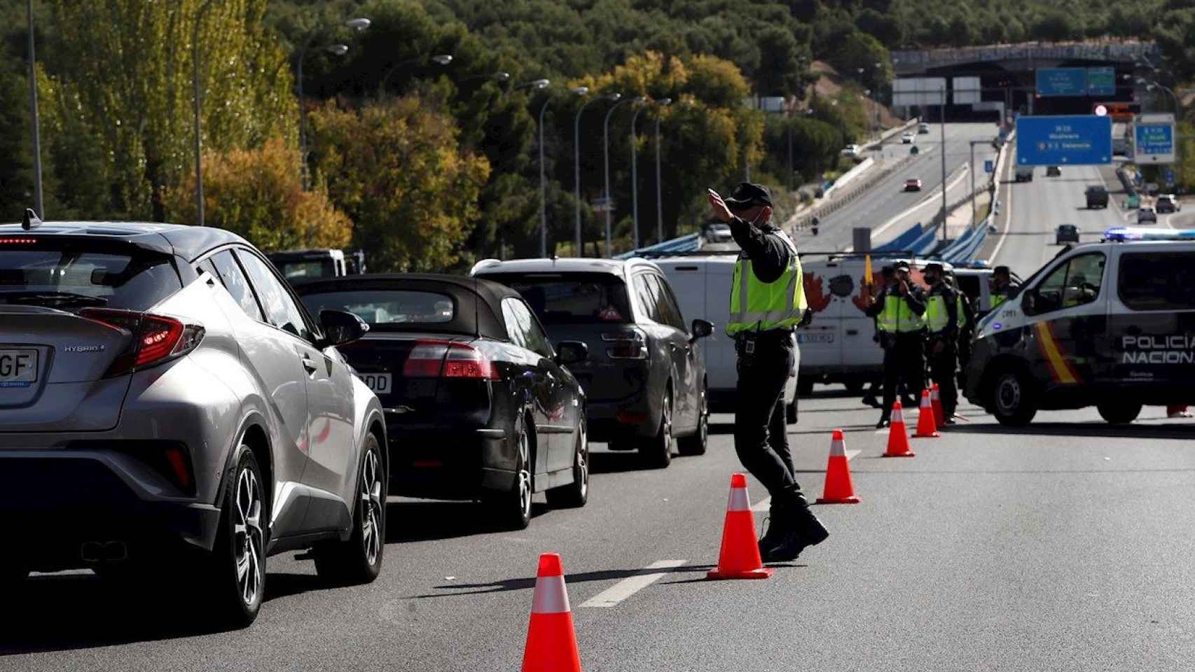 Uno de los controles de la Policía Nacional durante el estado de alarma / EFE