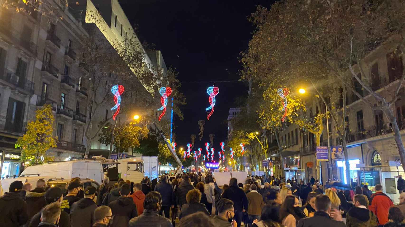 Restauradores protestan contra las restricciones de camino a la Generalitat / ELENA GARRIDO