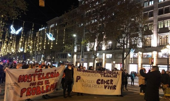 Restauradores protestando contra las restricciones del Govern en el paseo de Gràcia / ELENA GARRIDO