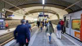 Varios pasajeros en la estación de FGC de Plaza Catalunya / FGC