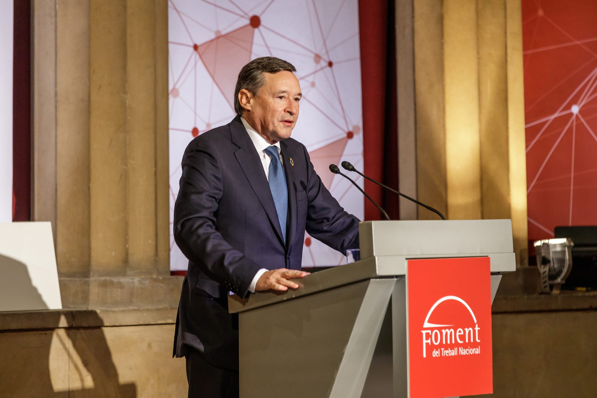 Ángel Simón, presidente de Agbar, tras ser premiado con la Medalla de Oro al Empresario del Año en Foment / ARCHIVO