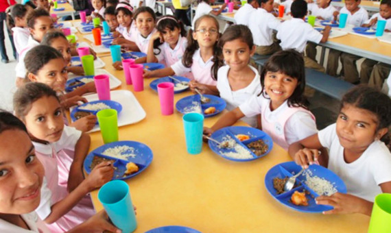 Niños colombianos que reciben la ayuda de la fundación Pies Descalzos de Shakira / OMAZE