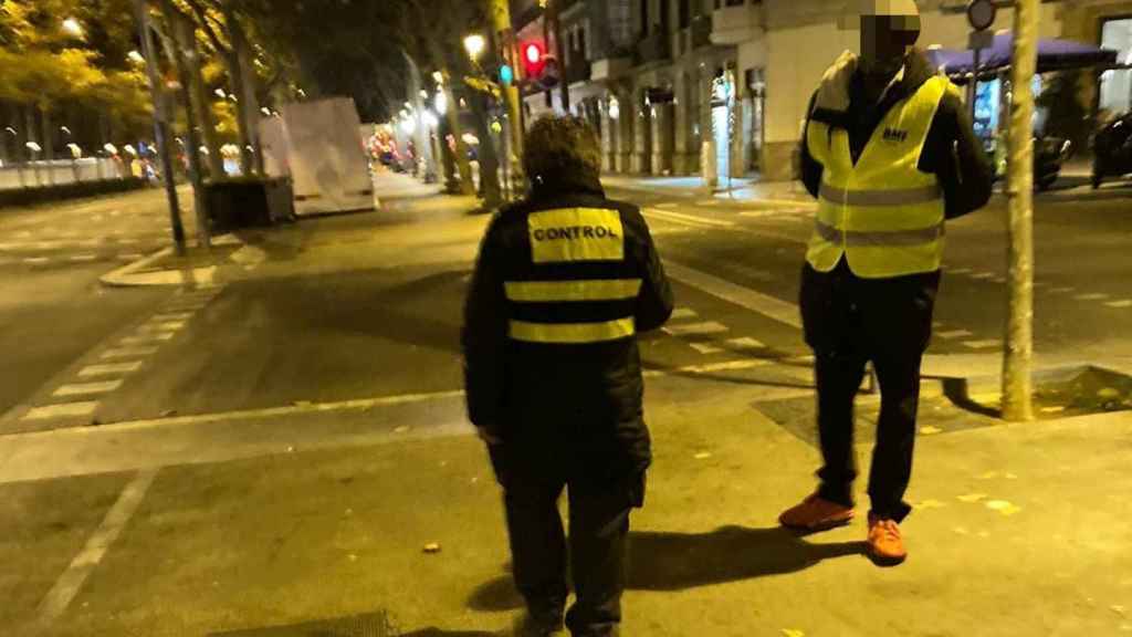 Dos vigilantes de la empresa RMF Services en la Feria de Reyes de Gran Via / CEDIDA