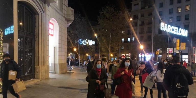 Una de las colas eternas que se forman a las puertas de la tienda Uniqlo del paseo de Gràcia / A.E.