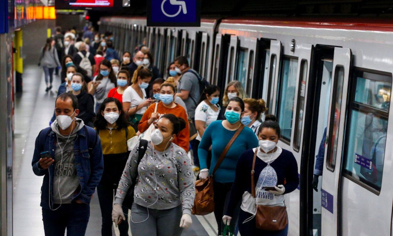 Usuarios del metro de Barcelona en una estación del suburbano en Navidad / EFE