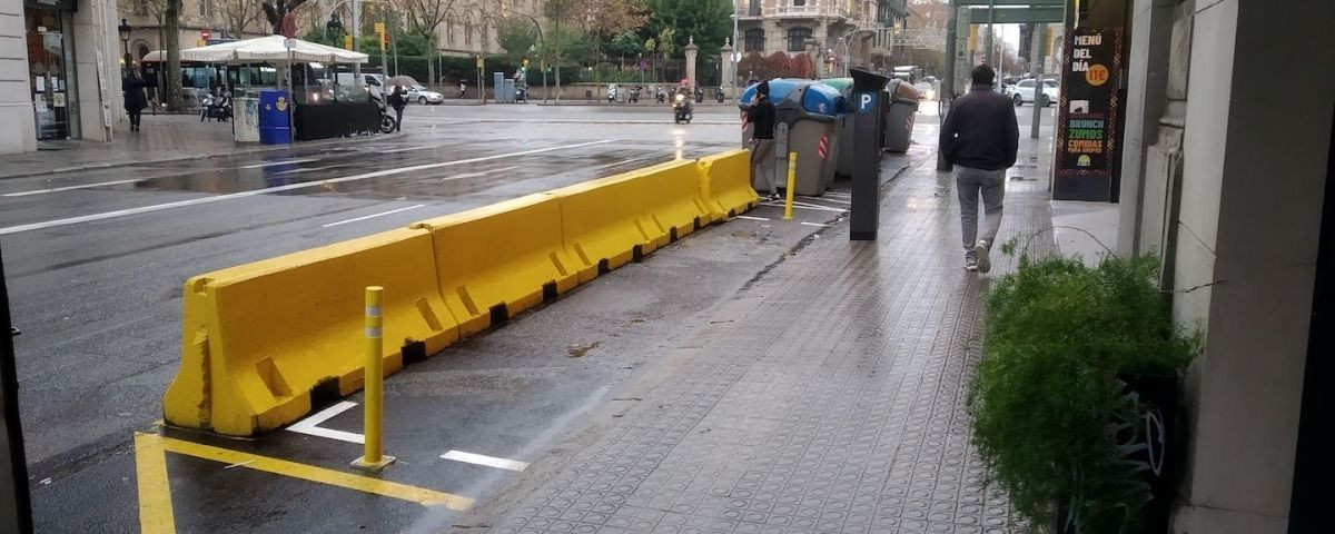 Bloque de hormigón New Jersey de la calle Balmes, donde falleció un motorista en diciembre / JORDI SUBIRANA