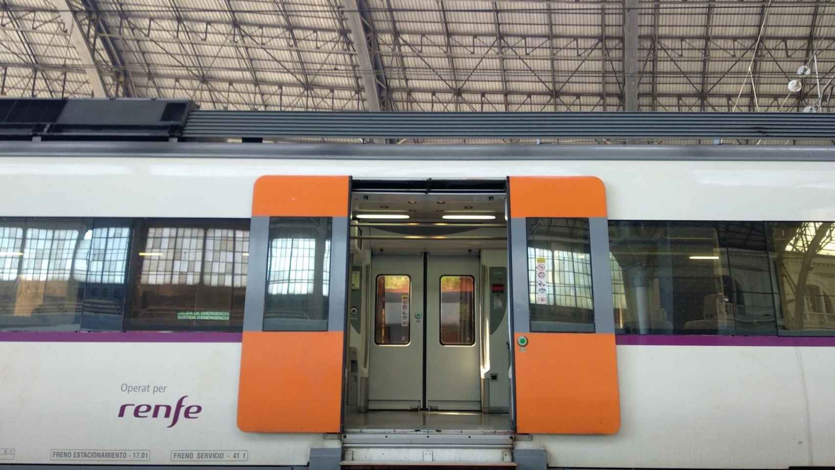 Un tren de Rodalies de Catalunya parado en una estación de Barcelona / TWITTER