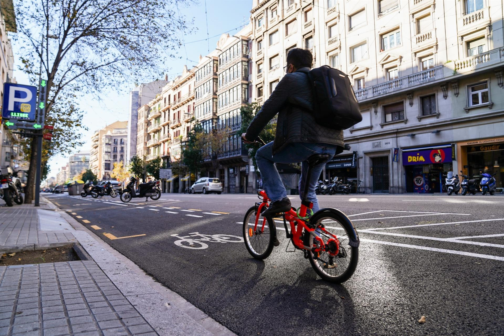 Un usuario del Bicing, por el carril bici de la calle de Aragó / AJUNTAMENT DE BARCELONA