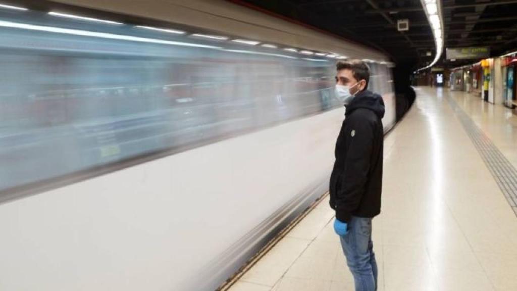 Un joven esperando el metro en la estación de Catalunya / EFE